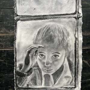 Meisje door raam - Houtskool op papier