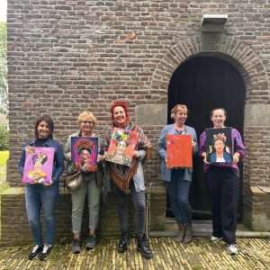 Het eindresultaat van een leuke groep deelnemers van de de schilderworkshop Frida Kahlo (zelfportret) in het Abbehuisje in Abbekerk