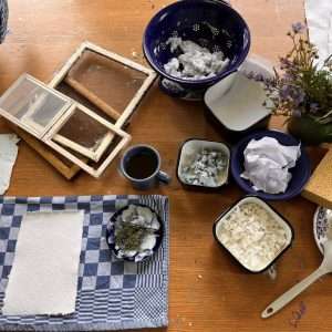 Handgeschept papier maken in West-Friesland