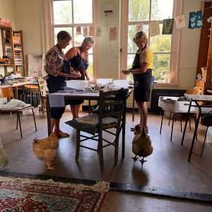 Workshop papier maken in Het Abbehuisje. De ideale creatieve workshop voor grote en kleine groepen.